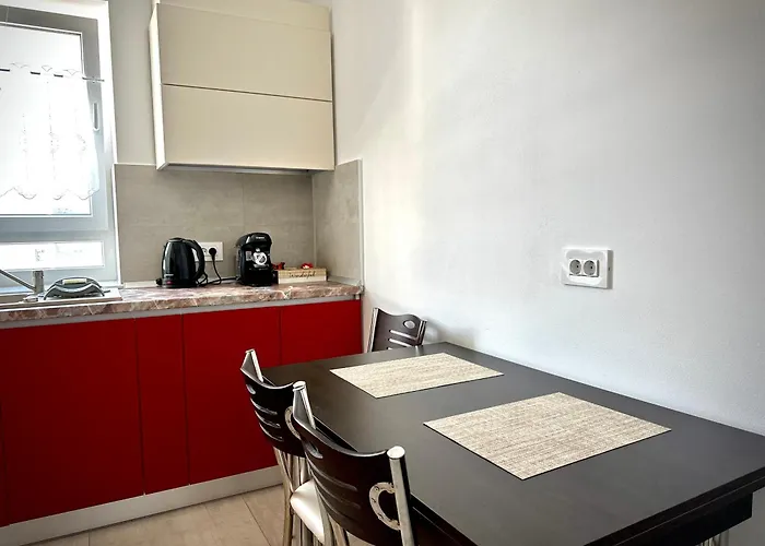 4friendscoresibrasov Red Apartment